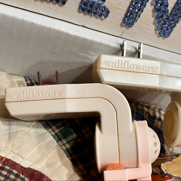 WALLFLOWERS 2 Designer wall plug n scent warmers BUTTERFLY FLOWER RETAIL $20 ea - Picture 4 of 9